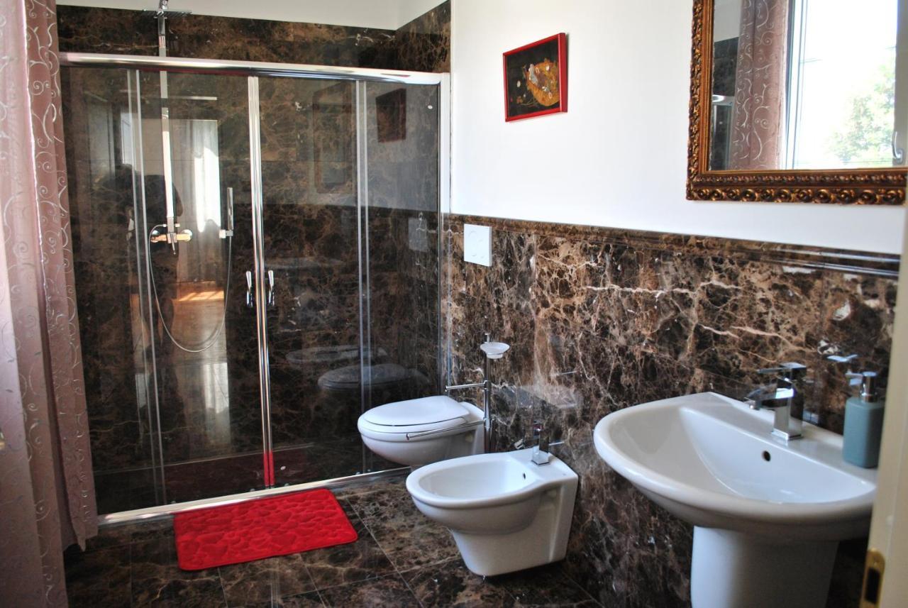 Villa Bianca A Few Steps By The Sea With Exclusive Garden & Jacuzzi Ливорно Екстериор снимка