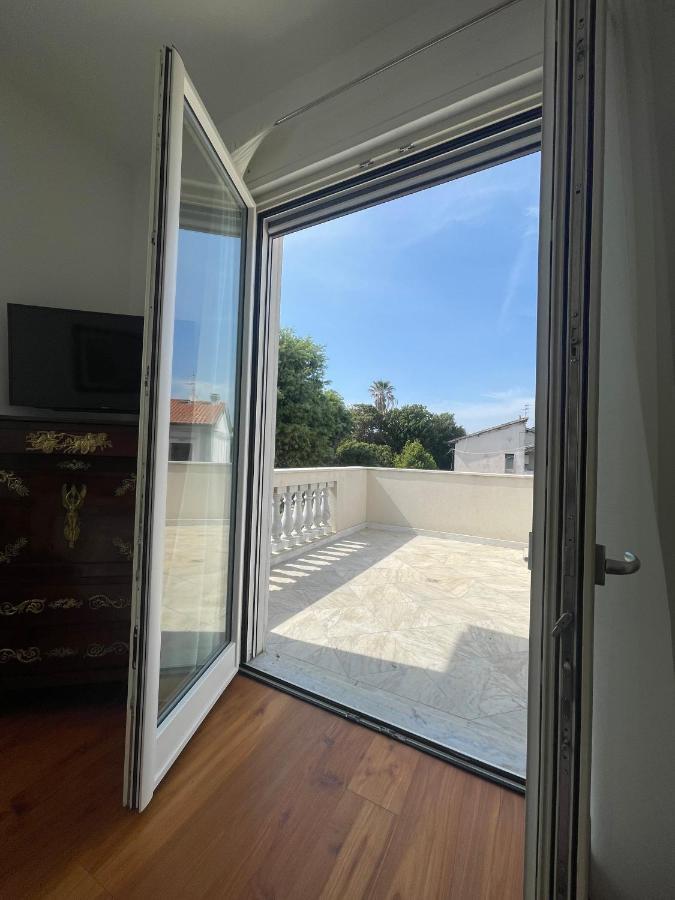 Villa Bianca A Few Steps By The Sea With Exclusive Garden & Jacuzzi Ливорно Екстериор снимка