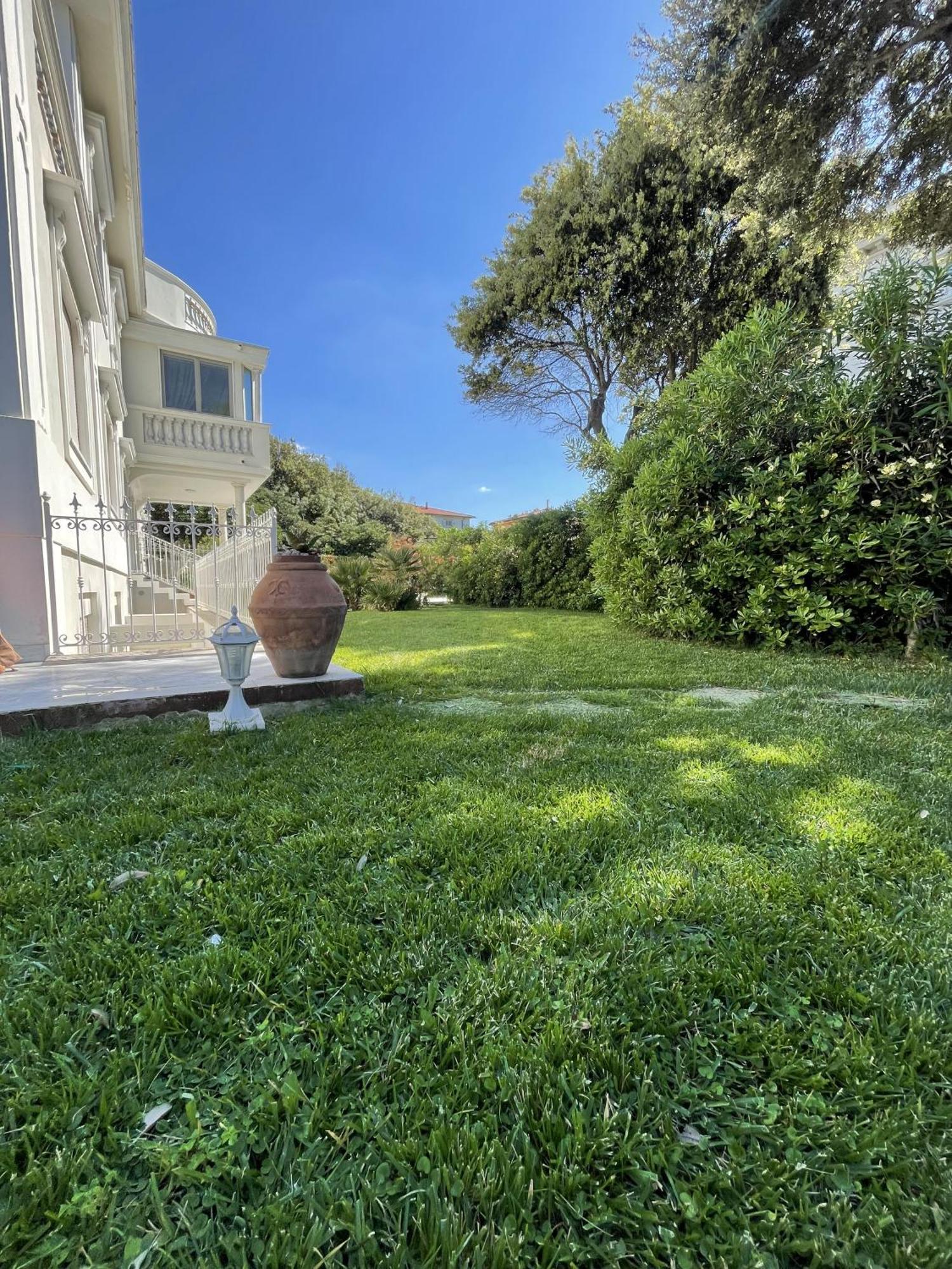 Villa Bianca A Few Steps By The Sea With Exclusive Garden & Jacuzzi Ливорно Екстериор снимка